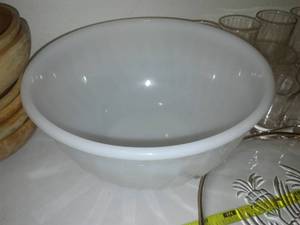 lot 195 image: Fire King Mixing Bowl, 6 wood salad bowls  glass