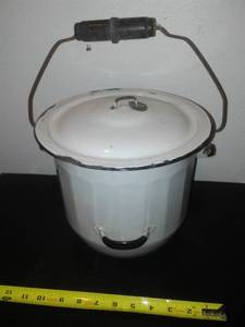 lot 326 image: Vintage Chamber Pot, cover & handle. enamelware. Great