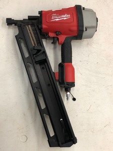 lot 11 image: Milwaukee 7200-20 Pneumatic Round...