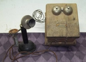 lot 6 image: Vintage Phone