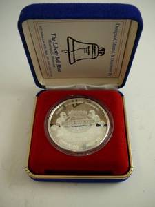 lot 43 image: .999 1oz Superbowl XXVI Hubert H Humphrey Metro Dome