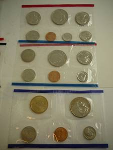 lot 62 image: 1981, 2000 Uncirculated Coin Sets