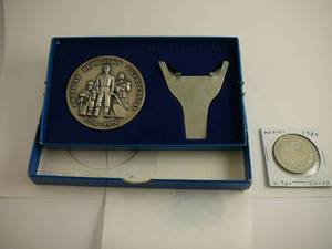 lot 93 image: 1 - 1776-1976 American Revolution Bicentennail Commeritave Coin With Stand In Box