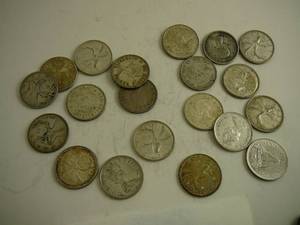 lot 121 image: 20 Canadian Silver Quarters
