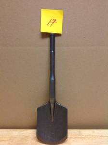 lot 17 image: Bosch 4-12 in. x 17 in. Hammer Steel SDS-MAX Clay Spade not used