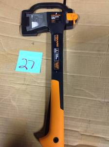 lot 27 image: Fiskars X11 2.7 lbs. 17 in. Splitting Axe in very good condition