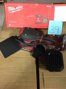 lot 39 image: Milwaukee 3 Amp 14 Sheet Corded Palm Sander used in good condition