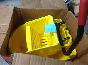 lot 127 image: Rubbermaid Commercial Products WaveBrake 35 Qt. Plastic Mop Bucket with Wringer not used