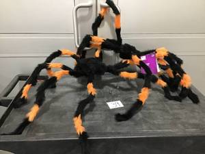 lot 39 image: HALLOWEEN Dcor- 2 large hairy spiders-Halloween Dcor, Spider legs are flexibleadjustable- Lot of 2 Spiders