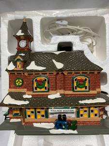 lot 8 image: New Dept. 56 Snow Village Village Station