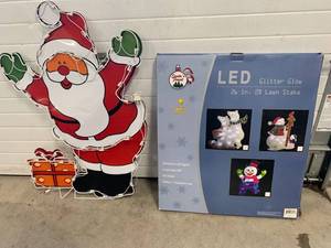 lot 13 image: 26 LED Lighted Polar Bears & Lighted Santa
