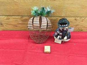 lot 135 image: Christmas Decor