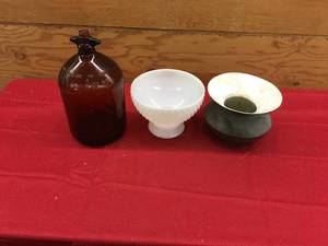 lot 145 image: Vintage Pieces