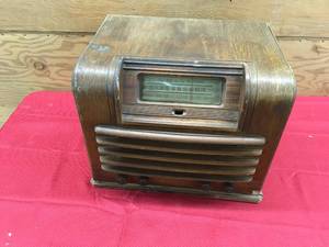 lot 163 image: Vintage Radio