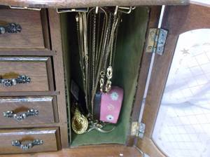 lot 39 image: Jewelry Box