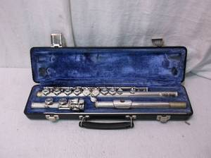 lot 28 image: Bundy ll Flute