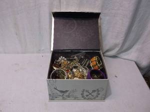 lot 65 image: Jewelry