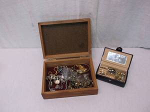 lot 106 image: Jewelry Box
