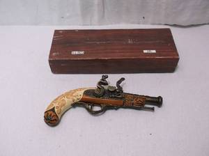 lot 115 image: Black Powder