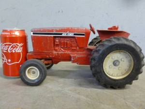 lot 11 image: Die Cast Metal Tractor