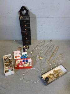 lot 149 image: Jewelry