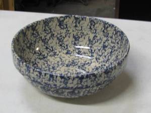 lot 6 image: Sponge Ware Crock Mixing Bowl