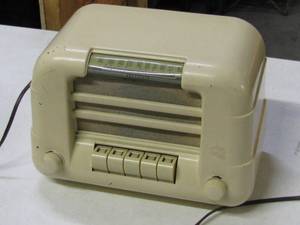 lot 13 image: Vintage Radio