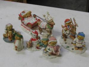 lot 15 image: Christmas Figurines
