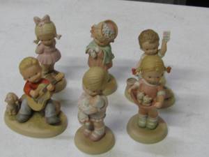 lot 16 image: Memories of Yesterday Figurines