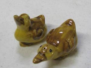 lot 35 image: Rosemeade Pottery Duck SaltPepper