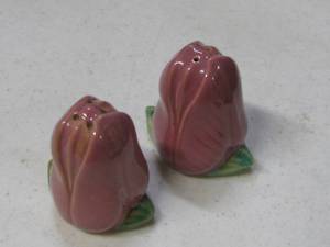 lot 40 image: Rosemeade Pottery Tulip SaltPepper set