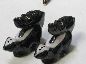 lot 42 image: Rosemeade Pottery Skunk SaltPepper