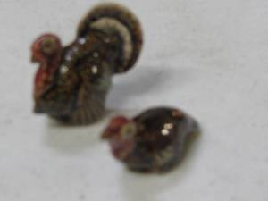 lot 44 image: Rosemeade Pottery Small Turkey SaltPepper