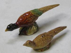 lot 45 image: Rosemeade Pottery Pheasant SaltPepper Set