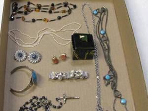 lot 55 image: Jewelry