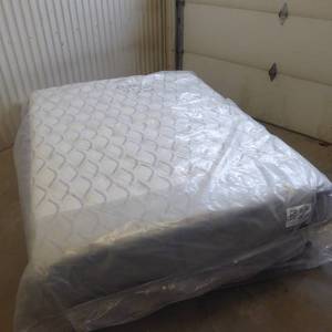 Sealy Response Performance Attendance Plush Pillowtop Queen Mattress
