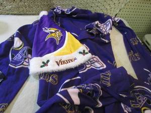 lot 22 image: Minnesota Vikings Long Robe and Chr...