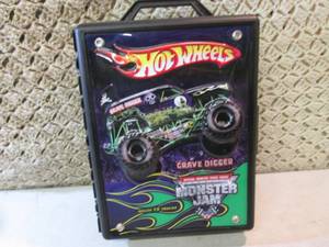 lot 88 image: Hot Wheels Grave Digger Monster Jam...