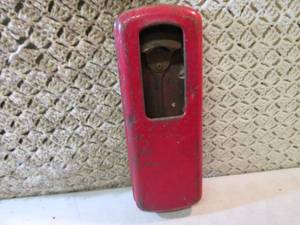 lot 137 image: Vintage Coca-Cola Machine Bottle Op...