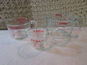 lot 145 image: Set of 3 Pyrex Measuring Cups  RMC...