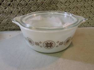 lot 146 image: Large Pyrex Ovenware with Lid and S...