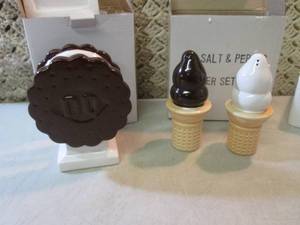 lot 156 image: Ceramic Dairy Queen Salt & Pepper S...