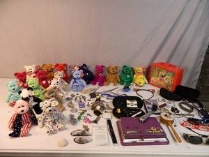 lot 105 image: Large Assortment of Collectibles