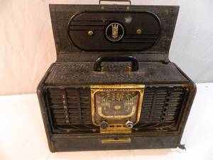 lot 119 image: Vintage Trans-Oceanic Radio