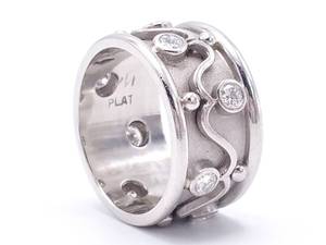 lot 14 image: Ladies Designer Diamond Estate Ring in Platinum