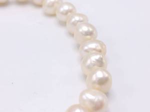 lot 31 image: Ladies White Pearl Estate Bracelet