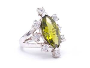 lot 36 image: Stunning Olive Green Peridot Estate Ring in Sterling Silver
