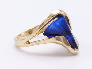 lot 19 image: Dramatic Strellman Signed Tornado Cut Iolite Gemstone Estate Ring in 14k Yellow Gold