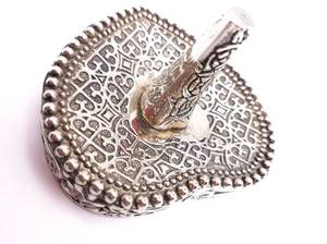 lot 93 image: Majestic Victorian Style Silver Heart Ring Holder