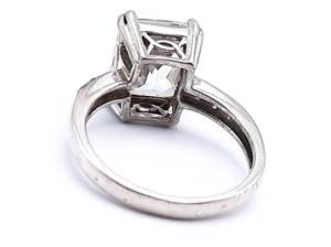 lot 47 image: Exquisite and Dazzling Estate Ring set in Sterling Silver